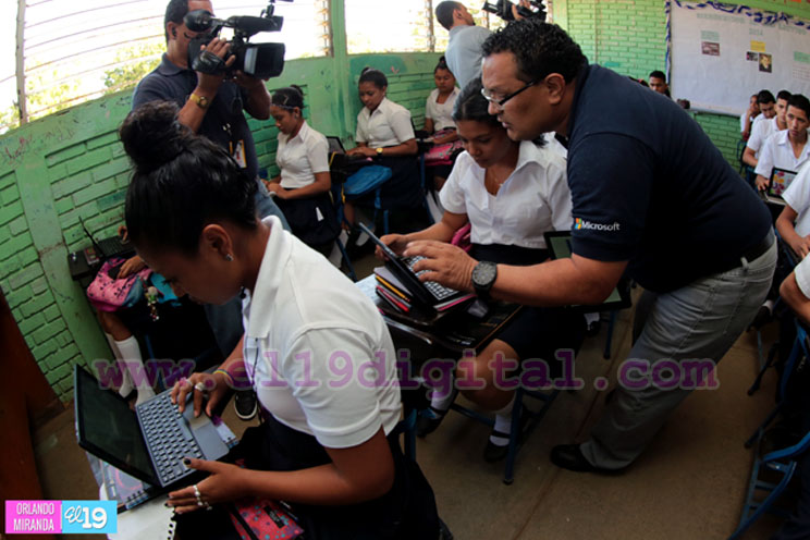 Inauguran aulas m&oacute;viles digitales en el colegio Benjam&iacute;n Zeled&oacute;n